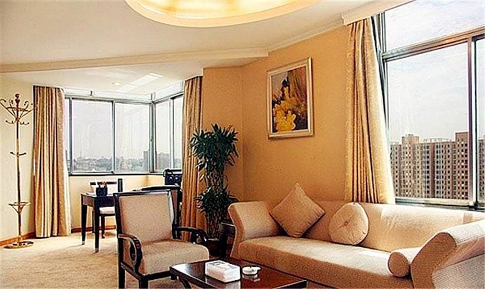 International Hotel Ичанг Екстериор снимка
