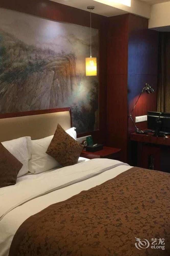 International Hotel Ичанг Екстериор снимка