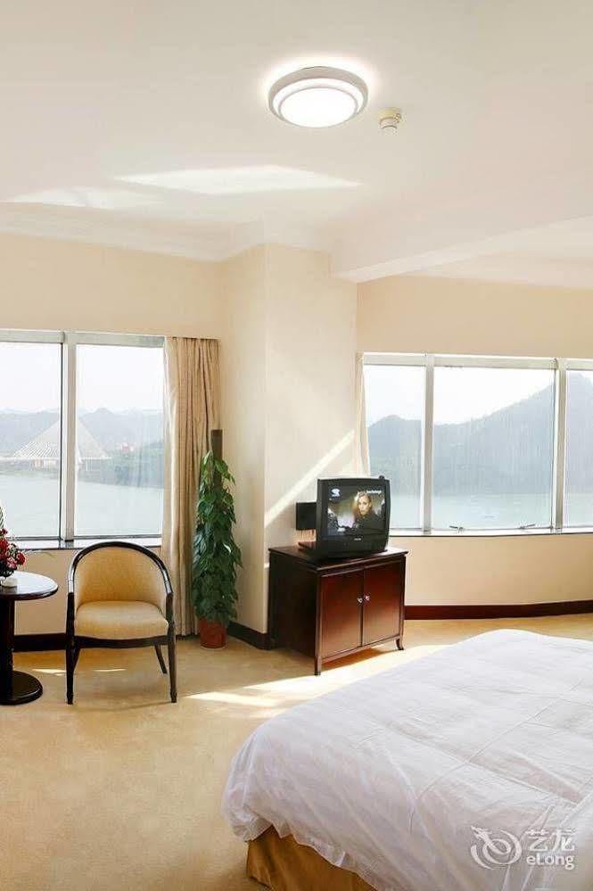 International Hotel Ичанг Екстериор снимка