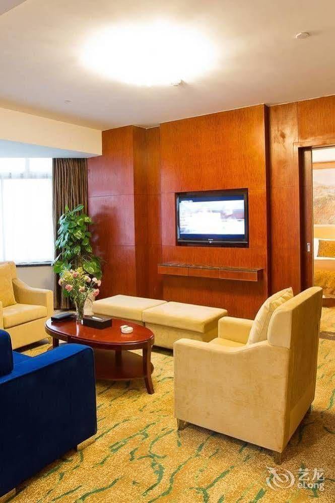 International Hotel Ичанг Екстериор снимка